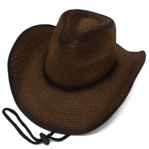 Dettaglio del cappello da cowboy in paglia marrone scuro con bordi sfumati e laccio sottogola