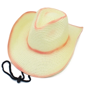 Dettaglio del cappello da cowboy in paglia intrecciata con cordino nero regolabile
