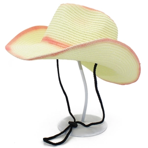 Dettaglio cappello da cowboy in paglia con tesa sfumata rosa e laccio nero