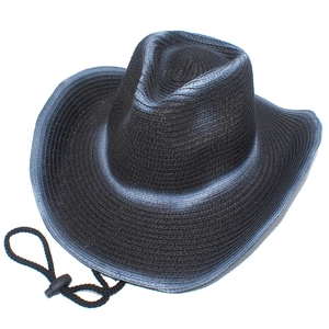 Dettaglio cappello da cowboy in paglia con tesa sfumata e cordino nero regolabile