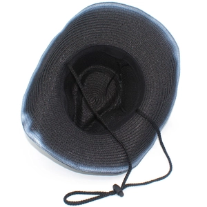 Dettaglio del cappello di paglia nero con cinturino regolabile e bordo argentato