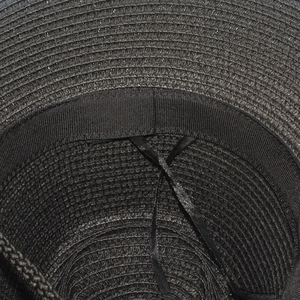 Dettaglio interno del cappello di paglia nera intrecciata con fascia e nastri regolabili