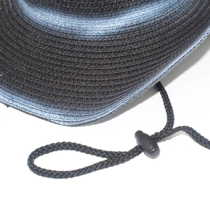 Dettaglio della trama del cappello di paglia con cordino nero regolabile e strisce