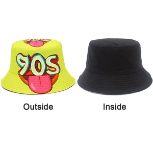Détail du chapeau bob réversible années 90 montrant le côté graffiti jaune et l'intérieur noir