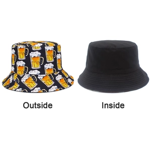 Détail du chapeau bob réversible avec motif de bière à l'extérieur et noir à l'intérieur