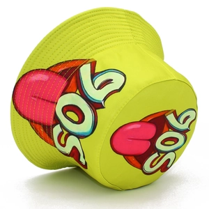 Bob graffiti vert fluo avec imprimé SOS et langue pour un look décontracté en plein air