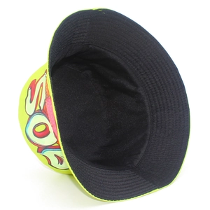 Détail d'un chapeau bob vert néon avec imprimé graffiti SOS et doublure noire