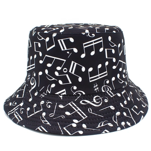 Bob noir avec motifs de notes de musique blanches et bord renforcé pour l'extérieur