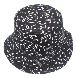 Détail d'un bob noir avec des motifs de notes de musique blanches sur sergé résistant