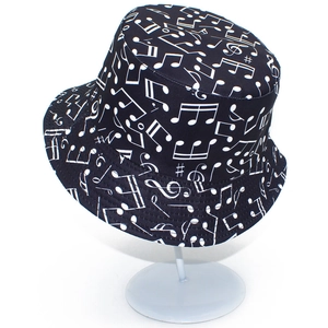 Détail rapproché d'un chapeau bob noir avec motif imprimé de notes de musique