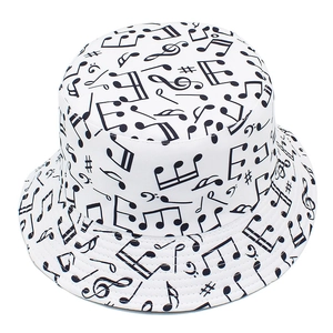 Détail d'un chapeau bob blanc avec motif de notes de musique noires imprimé sur tout le tissu