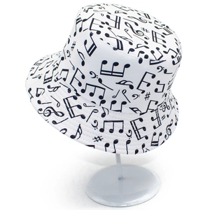 Détail d'un bob blanc avec imprimé intégral de notes de musique noires et coutures précises