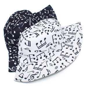 Détail de bobs noir et blanc avec motifs artistiques de notes de musique et de symboles