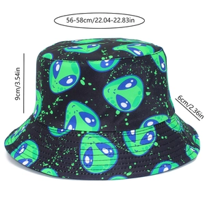 Dettaglio cappello alla pescatora con stampa alieno e misure testa 56-58cm