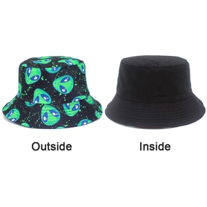 Dettaglio del cappello alla pescatora alieno reversibile con lato stampato e nero