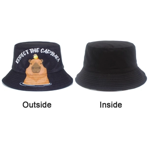 Détails du chapeau bob réversible noir avec imprimé Capybara et texte artistique