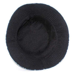 Détail intérieur d'un chapeau bob noir montrant les coutures renforcées et la doublure