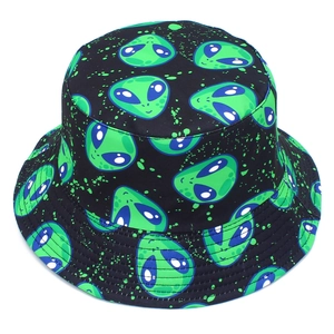 Cappello alla pescatora nero stile street con stampa alieno verde neon e stelle