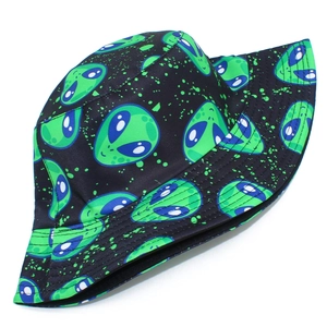 Dettaglio cappello alla pescatora nero con stampe aliene verdi e schizzi in stile street