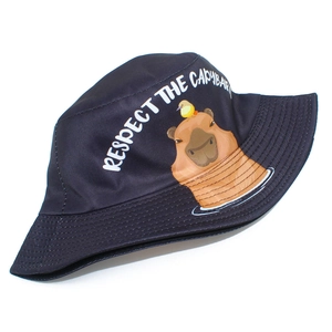 Détail de la broderie 'RESPECT THE CAPYBARA' sur le bob en coton bleu marine foncé