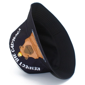 Détail de la broderie Capybara et du texte Respect the Capybara sur bob en coton noir