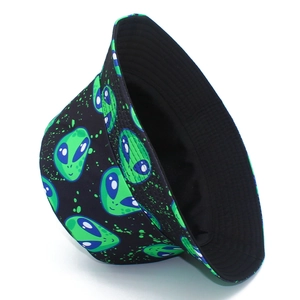 Dettaglio del cappello a secchiello nero con motivi alieni verdi in tessuto resistente