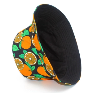 Détail d'un bob réversible avec des imprimés d'oranges vives sur un tissu noir épais