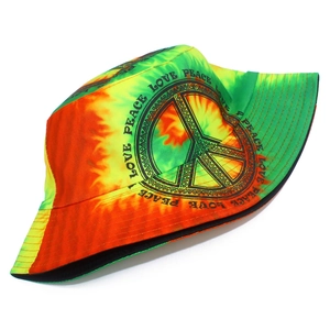 Λεπτομερής όψη του πολύχρωμου tie-dye καπέλου με στάμπα Peace and Love και ραφή