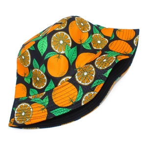 Détail du motif orange sur bob en toile noire avec des coutures de haute qualité