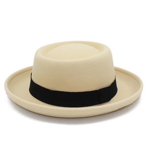 Dettaglio cappello boater in lana beige con nastro in gros-grain nero e tesa orlata