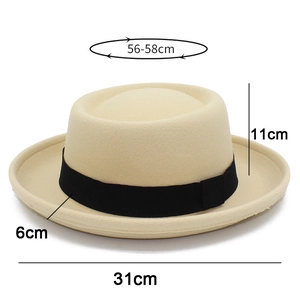 Dettaglio cappello di lana beige con nastro nero e misure dimensionali precise