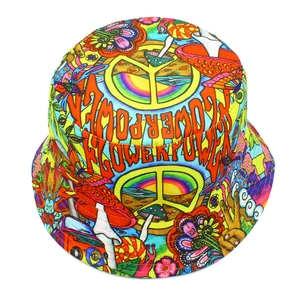 Detailansicht des bunten Fischerhuts mit psychedelischem Pilz- und Flower-Power-Print