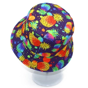 Détail de l'imprimé graffiti ananas coloré sur un chapeau bob en toile violet foncé