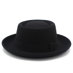 Dettaglio cappello vintage in feltro di lana nera con nastro in gros-grain e tesa stretta