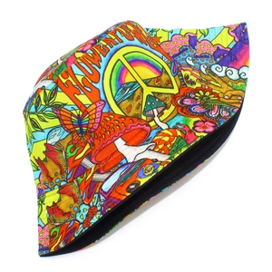 Bunter Fischerhut im Hippie-Stil mit psychedelischem Pilz- und Blumenmuster-Print