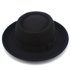 Dettaglio di un cappello Pork Pie nero in feltro di lana con nastro e corona piatta