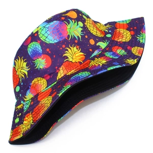 Détail du motif ananas arc-en-ciel sur tissu de bob violet avec coutures précises