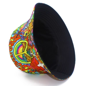 Detail eines Hippie-Anglerhuts mit psychedelischem Flower-Power-Druck und Friedenszeichen