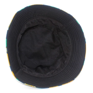 Détail de la doublure noire et des coutures renforcées sur le chapeau bob à motif orange
