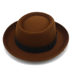 Dettaglio cappello di feltro marrone con nastro in gros-grain nero e tesa curva retrò