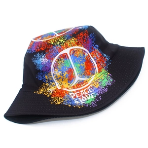 Λεπτομέρεια καπέλο bucket μαύρο με τύπωμα peace and love και πολύχρωμα σχέδια splatter