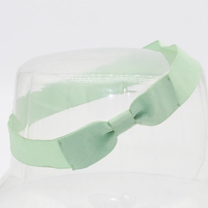Detail der minzgrünen Ripsband-Schleife für Hüte auf einem transparenten Mannequin