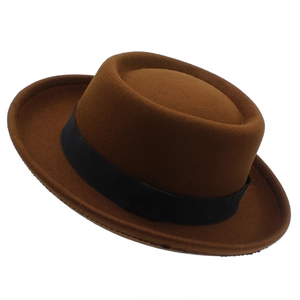 Dettaglio del cappello pork pie in feltro di lana caramello con nastro in gros-grain
