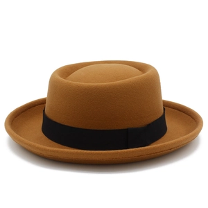 Classico cappello pork pie in feltro di lana cammello con nastro nero e tesa curva