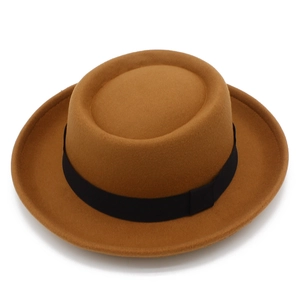 Vista dettagliata del cappello fedora in lana cammello con corona piatta e nastro