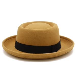 Cappello boater classico in feltro di lana giallo senape con elegante nastro nero decorativo