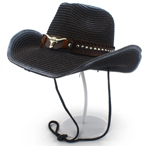 Western-Strohhut im Cowboy-Stil mit Bullenkopf-Emblem und verstellbarem Kinnriemen