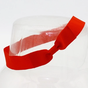 Rotes Stirnband mit Schleife und dicker Rippstruktur für Damen auf weißem Grund
