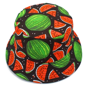 Détail d'un chapeau bob réversible avec motif pastèque éclatant sur toile de coton noir