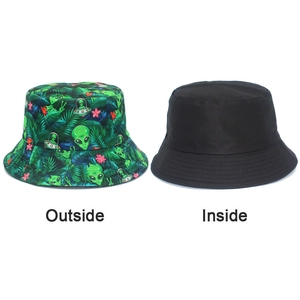 Cappello da pescatore reversibile con stampa aliena floreale e lato nero tinta unita